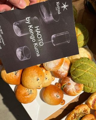 💫 Když se spojí japonská preciznost, české sklářské mistrovství a cit pro design. 🏛️ Nedávno jsme zavítali do @dsc_gallery...